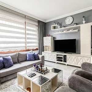 Cozy Flat Near Various Popular Attractions In Moda Apartment