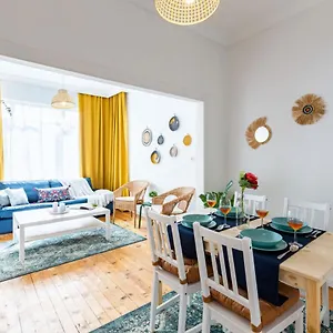Colorful Flat With Excellent Location Near Trendy Attractions In Kadikoy Apartment